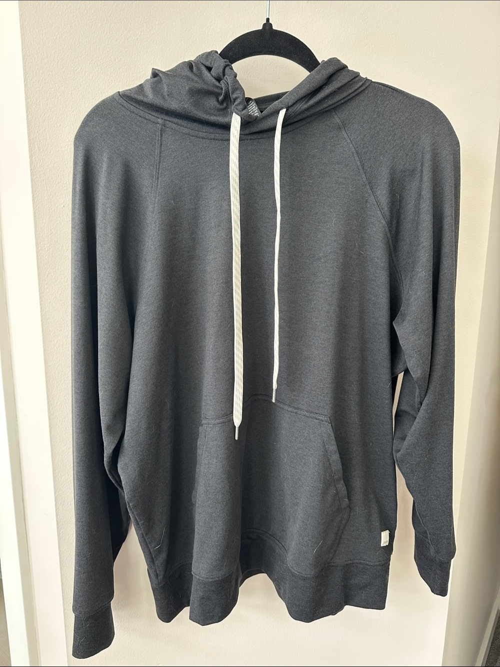 Vuori Halo black oversized Hooded Pullover with front pocket: Like NEW